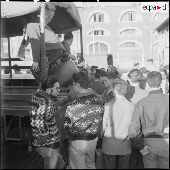 Étudiants embarquant dans des camions militaires. [Description en cours]