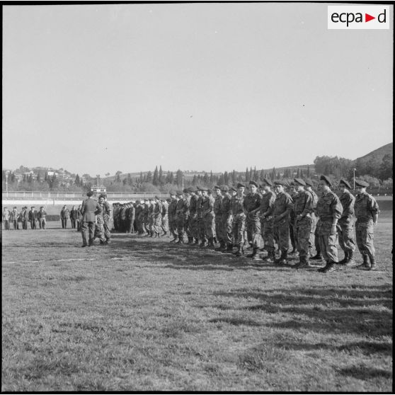 Cérémonie de remise de brevets parachutistes. [Description en cours]