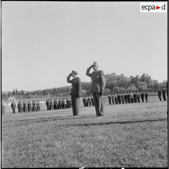 Cérémonie de remise de brevets parachutistes. [Description en cours]