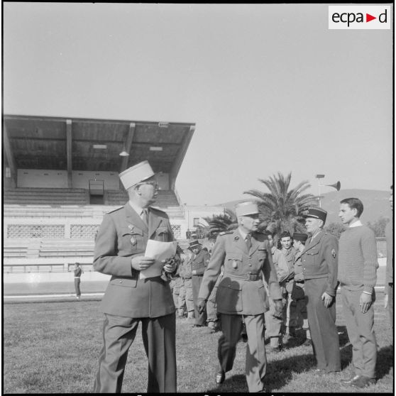 Cérémonie de remise de brevets parachutistes. [Description en cours]