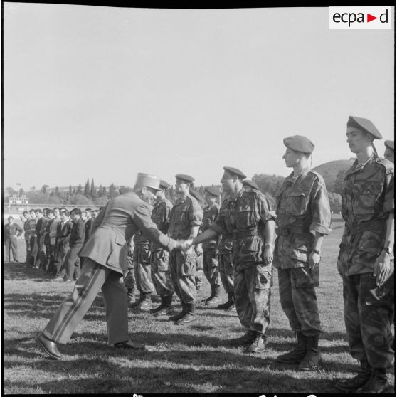 Cérémonie de remise de brevets parachutistes. [Description en cours]