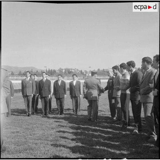 Cérémonie de remise de brevets parachutistes. [Description en cours]