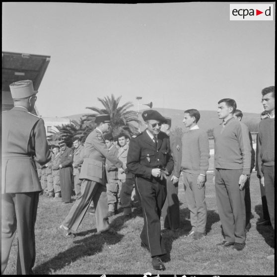 Cérémonie de remise de brevets parachutistes. [Description en cours]