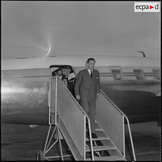 Arrivée à Alger de Jacques Chaban-Delmas, ministre de la Défense. [Description en cours]