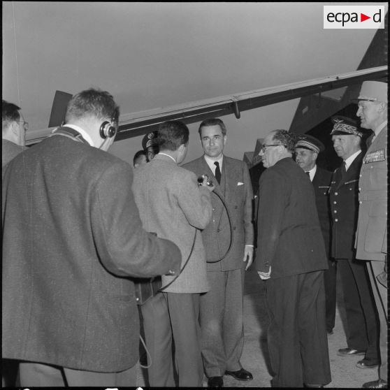 Arrivée à Alger de Jacques Chaban-Delmas, ministre de la Défense. [Description en cours]