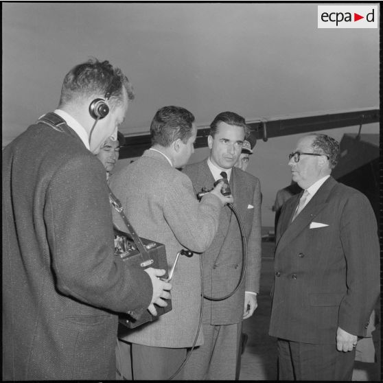 Arrivée à Alger de Jacques Chaban-Delmas, ministre de la Défense. [Description en cours]