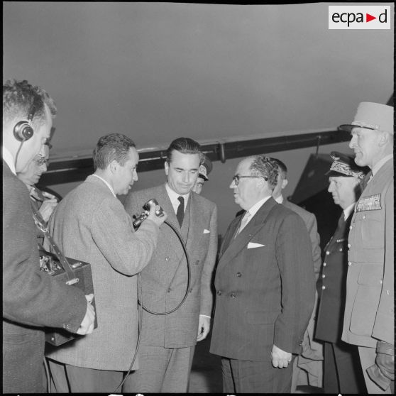 Arrivée à Alger de Jacques Chaban-Delmas, ministre de la Défense. [Description en cours]