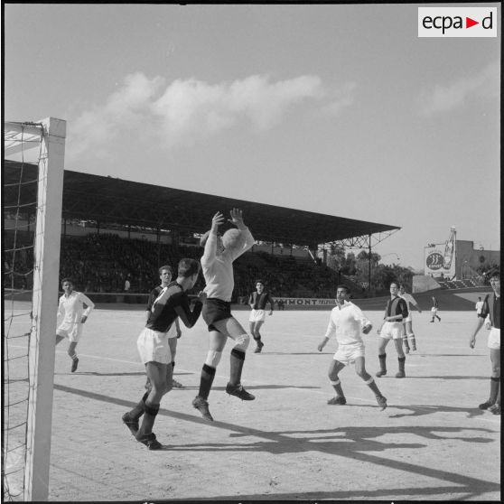 Un match de football. [Description en cours]