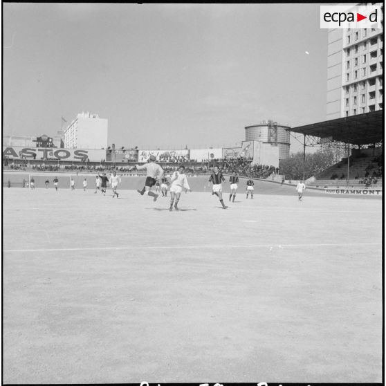 Un match de football. [Description en cours]