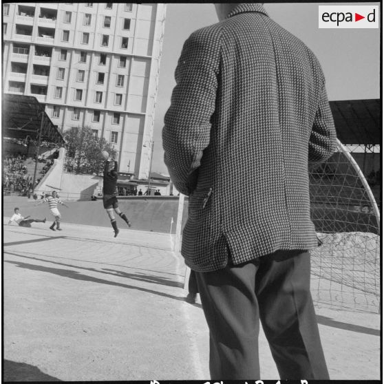 Un match de football. [Description en cours]