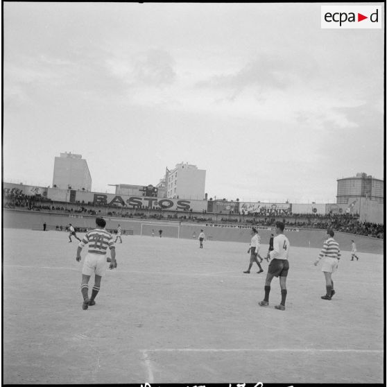 Un match de football. [Description en cours]