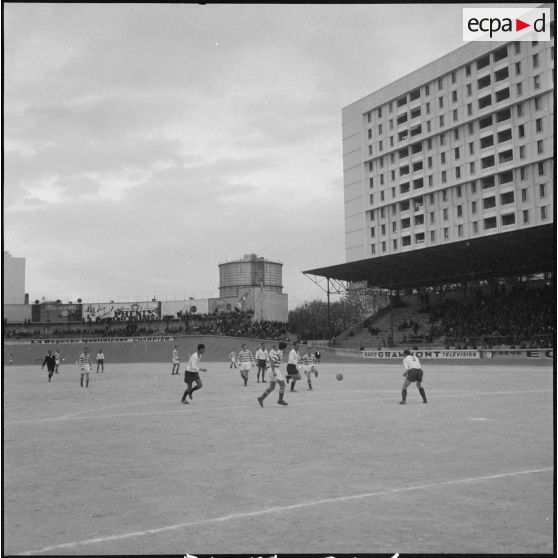 Un match de football. [Description en cours]