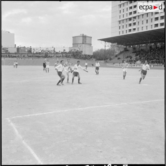 Un match de football. [Description en cours]