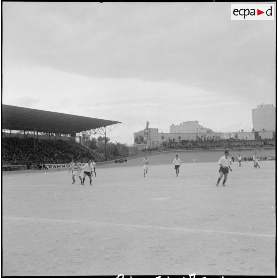 Un match de football. [Description en cours]