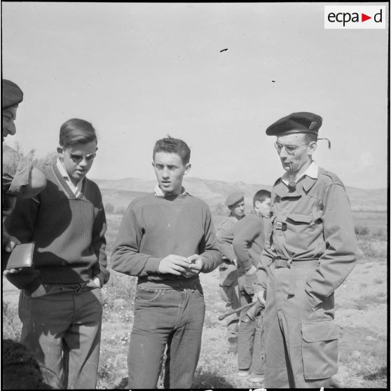 Entraînement au tir au fusil-mitrailleur (FM). [Description en cours]