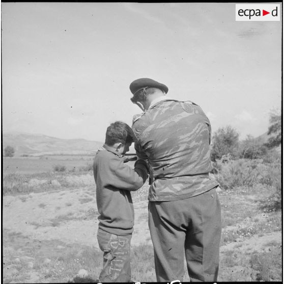 Entraînement au tir au fusil-mitrailleur (FM). [Description en cours]