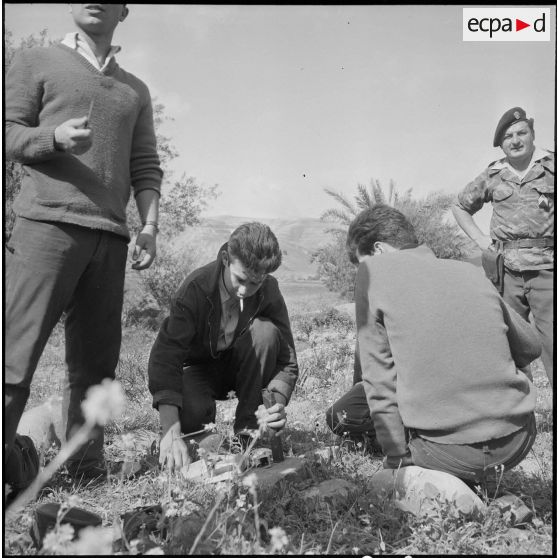 Entraînement au tir au fusil-mitrailleur (FM). [Description en cours]