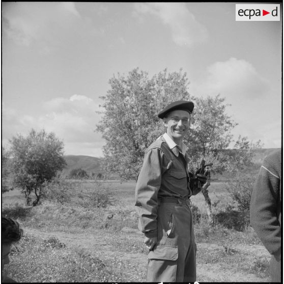 Entraînement au tir au fusil-mitrailleur (FM). [Description en cours]