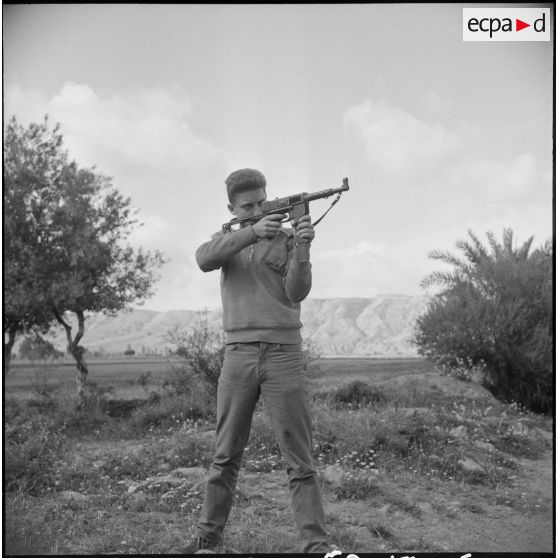 Entraînement au tir au fusil-mitrailleur (FM). [Description en cours]