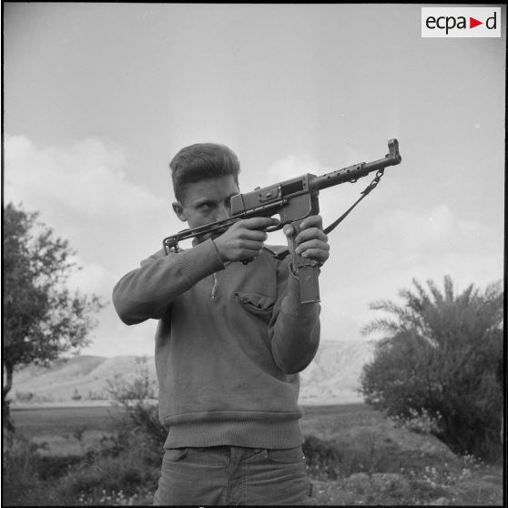 Entraînement au tir au fusil-mitrailleur (FM). [Description en cours]