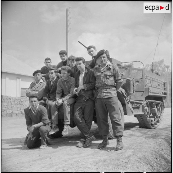 Entraînement au tir au fusil-mitrailleur (FM). [Description en cours]