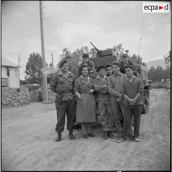 Entraînement au tir au fusil-mitrailleur (FM). [Description en cours]