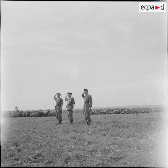 Passation de commandement au 2ème régiment de parachutistes coloniaux (RPC). [Description en cours]