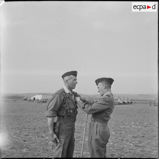 Passation de commandement au 2ème régiment de parachutistes coloniaux (RPC). [Description en cours]
