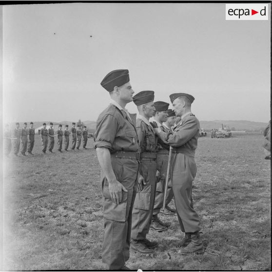 Passation de commandement au 2ème régiment de parachutistes coloniaux (RPC). [Description en cours]