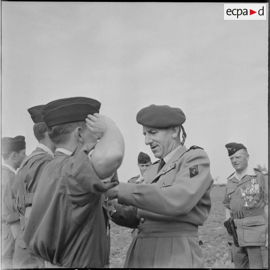 Passation de commandement au 2ème régiment de parachutistes coloniaux (RPC). [Description en cours]