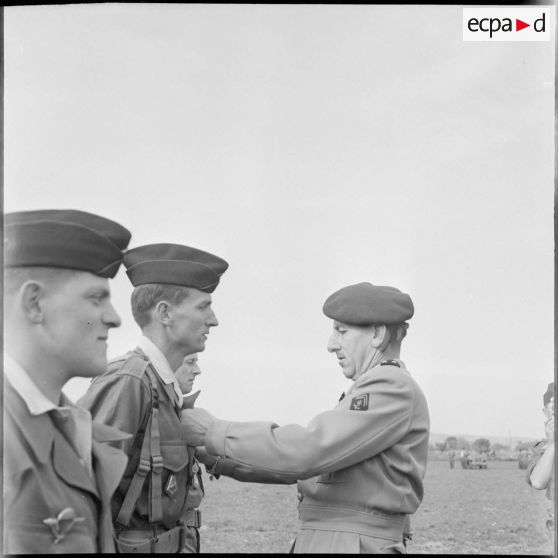 Passation de commandement au 2ème régiment de parachutistes coloniaux (RPC). [Description en cours]