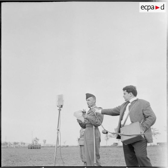 Passation de commandement au 2ème régiment de parachutistes coloniaux (RPC). [Description en cours]