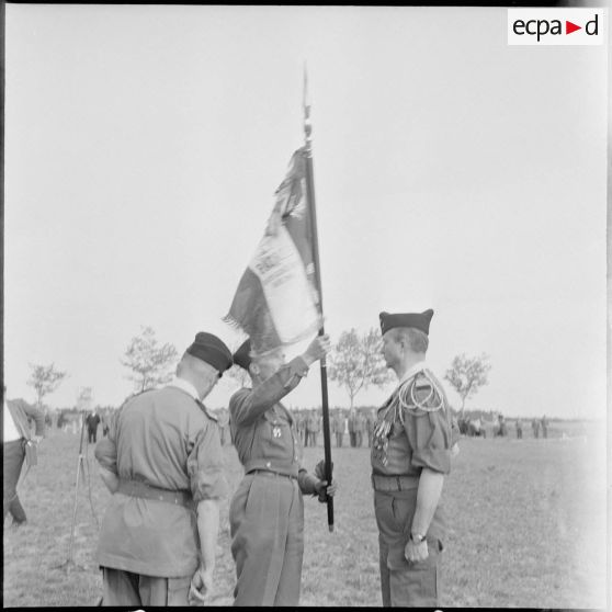 Passation de commandement au 2ème régiment de parachutistes coloniaux (RPC). [Description en cours]