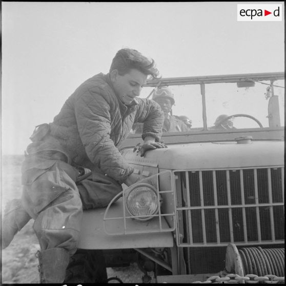 Protection de la voie ferrée Oran-Colomb Béchar par le 6e RTS. [Description en cours]