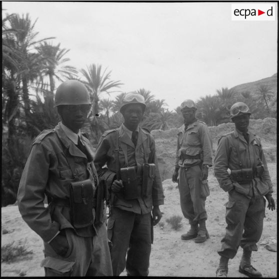 Protection de la voie ferrée Oran-Colomb Béchar par le 6e RTS. [Description en cours]