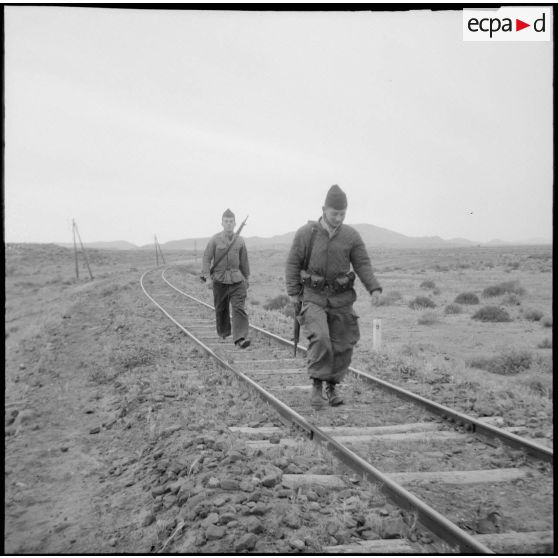 Protection de la voie ferrée Oran-Colomb Béchar par le 6e RTS. [Description en cours]