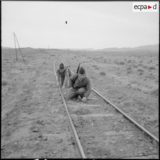 Protection de la voie ferrée Oran-Colomb Béchar par le 6e RTS. [Description en cours]
