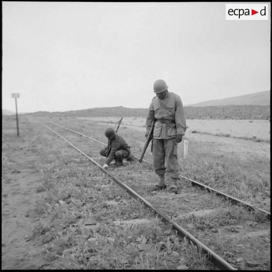 Protection de la voie ferrée Oran-Colomb Béchar par le 6e RTS. [Description en cours]