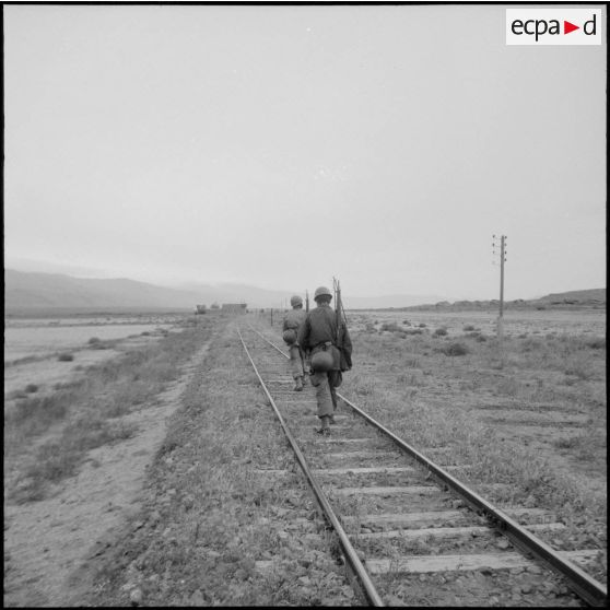 Protection de la voie ferrée Oran-Colomb Béchar par le 6e RTS. [Description en cours]