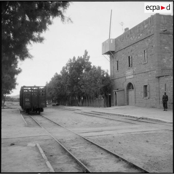 Protection de la voie ferrée Oran-Colomb Béchar par le 6e RTS. [Description en cours]