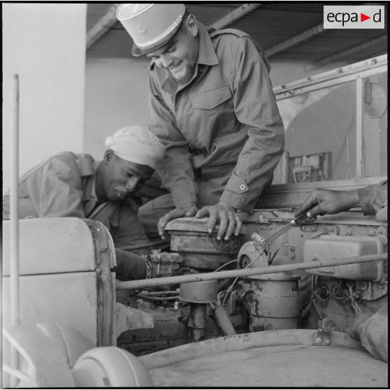 Protection de la voie ferrée Oran-Colomb Béchar par le 6e RTS. [Description en cours]