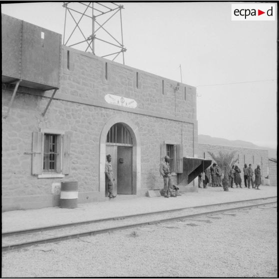 Protection de la voie ferrée Oran-Colomb Béchar par le 6e RTS. [Description en cours]