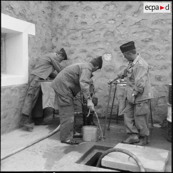 Protection de la voie ferrée Oran-Colomb Béchar par le 6e RTS. [Description en cours]