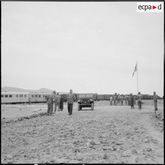 Protection de la voie ferrée Oran-Colomb Béchar par le 6e RTS. [Description en cours]