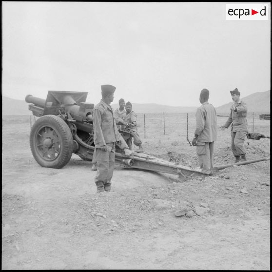 Protection de la voie ferrée Oran-Colomb Béchar par le 6e RTS. [Description en cours]
