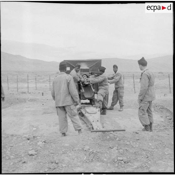 Protection de la voie ferrée Oran-Colomb Béchar par le 6e RTS. [Description en cours]