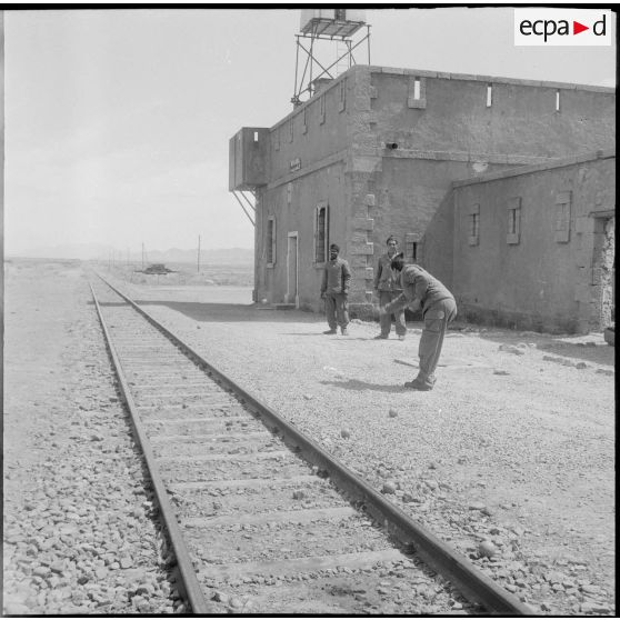 Protection de la voie ferrée Oran-Colomb Béchar par le 6e RTS. [Description en cours]