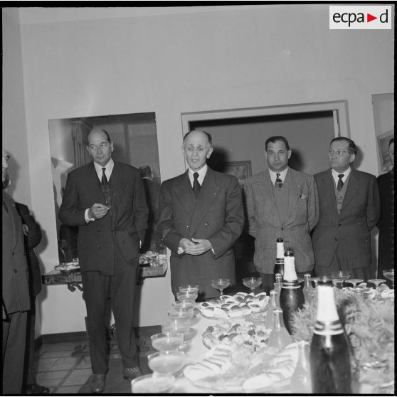 Repas et réunion de l'association des fils de tués. [Description en cours]