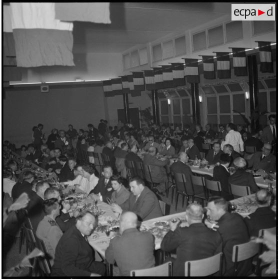 Repas et réunion de l'association des fils de tués. [Description en cours]