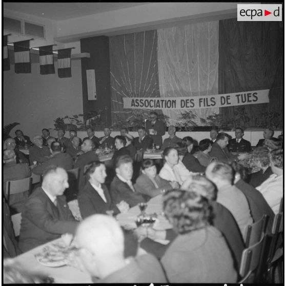 Repas et réunion de l'association des fils de tués. [Description en cours]